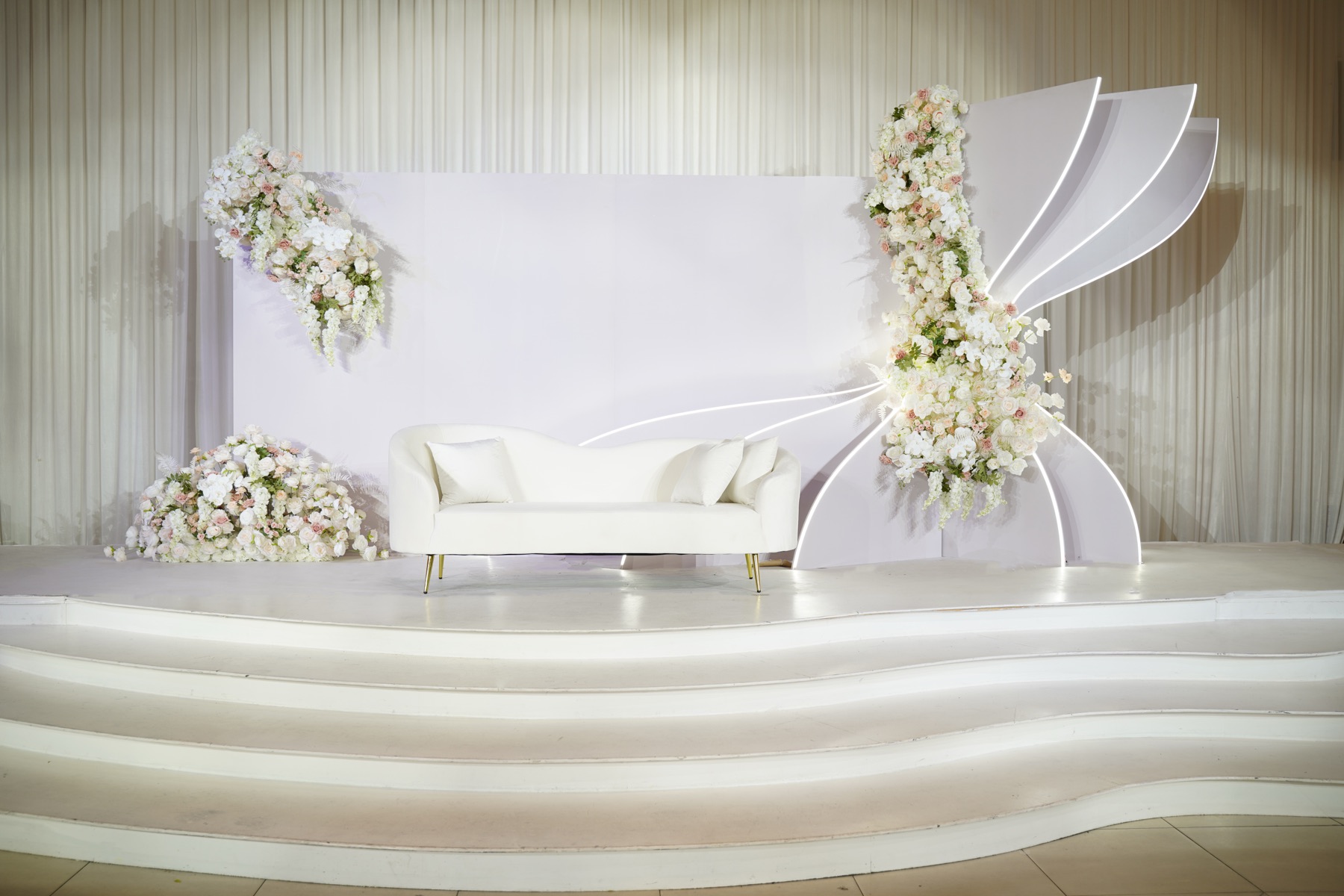 Helia backdrop met bogen en bloemwerk
