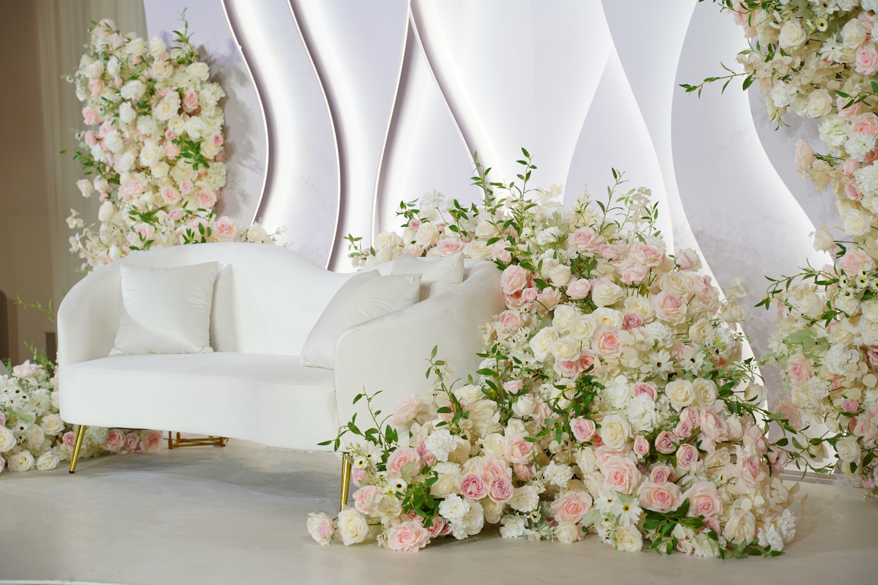 Wave backdrop met golvende panelen en bloemwerk